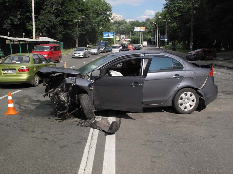 У Києві біля метро "Дорогожичі" зіткнулися три авто