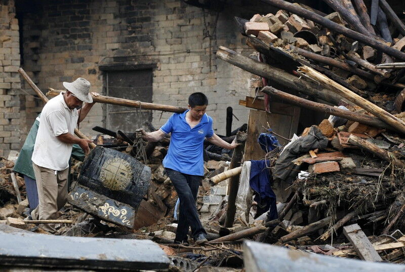 Зсуви в Китаї: десятки загиблих і зниклих без вести