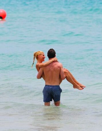 Мишель Хунцикер и Томас Труссарди позируют в Майами