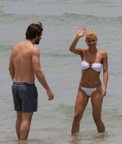 Мишель Хунцикер и Томас Труссарди позируют в Майами