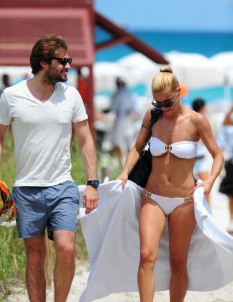 Мишель Хунцикер и Томас Труссарди позируют в Майами