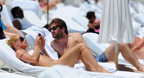 Мишель Хунцикер и Томас Труссарди позируют в Майами