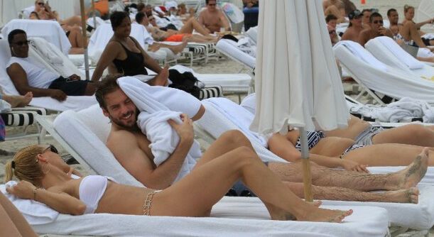 Мишель Хунцикер и Томас Труссарди позируют в Майами