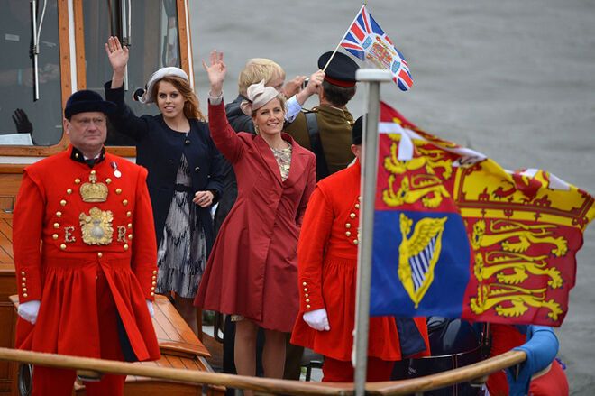 На Темзе прошел парад кораблей в честь ЕлизаветыII. Фото
