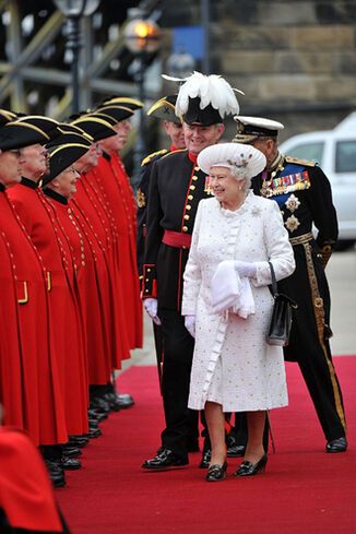 На Темзе прошел парад кораблей в честь ЕлизаветыII. Фото