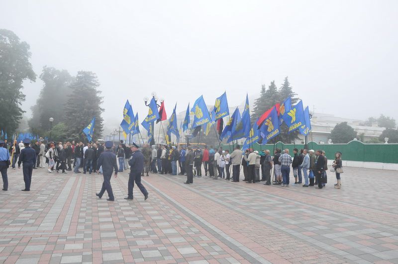 "Беркут" пытался силой оттеснить протестующих у Рады