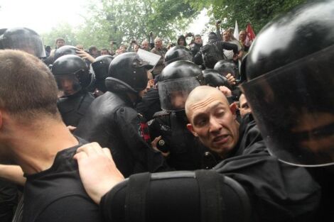 "Беркут" пытался силой оттеснить протестующих у Рады