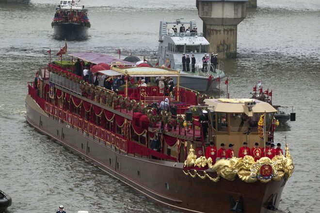 На Темзе прошел парад кораблей в честь ЕлизаветыII. Фото