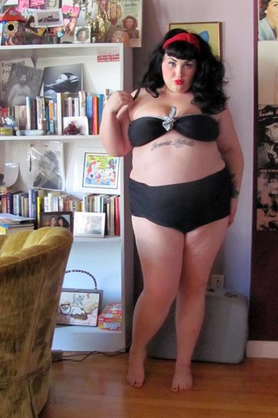 Толстушки в купальниках стали хитом Интернета. Фото