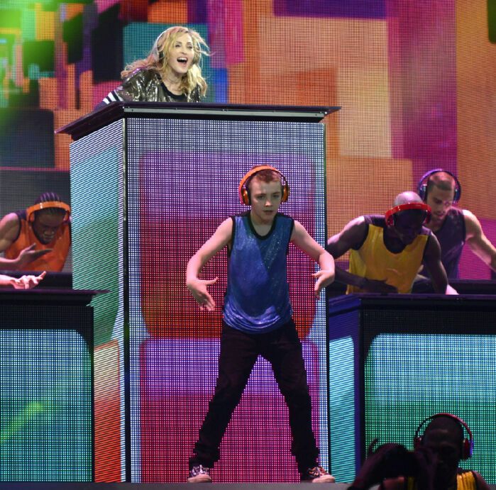 Мадонна взяла сына поработать в своем шоу. Фото