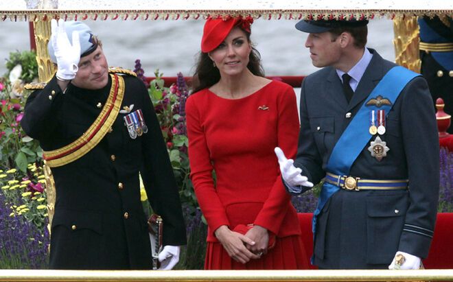 На Темзе прошел парад кораблей в честь ЕлизаветыII. Фото