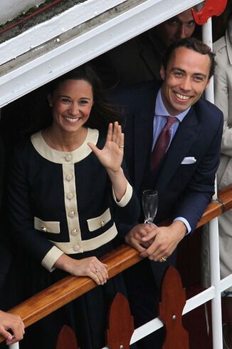 На Темзе прошел парад кораблей в честь ЕлизаветыII. Фото