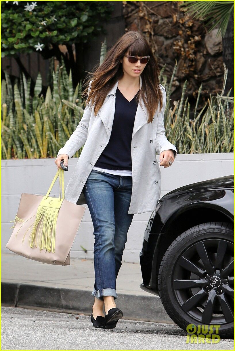 Джессика Бил навестила друзей. Фото