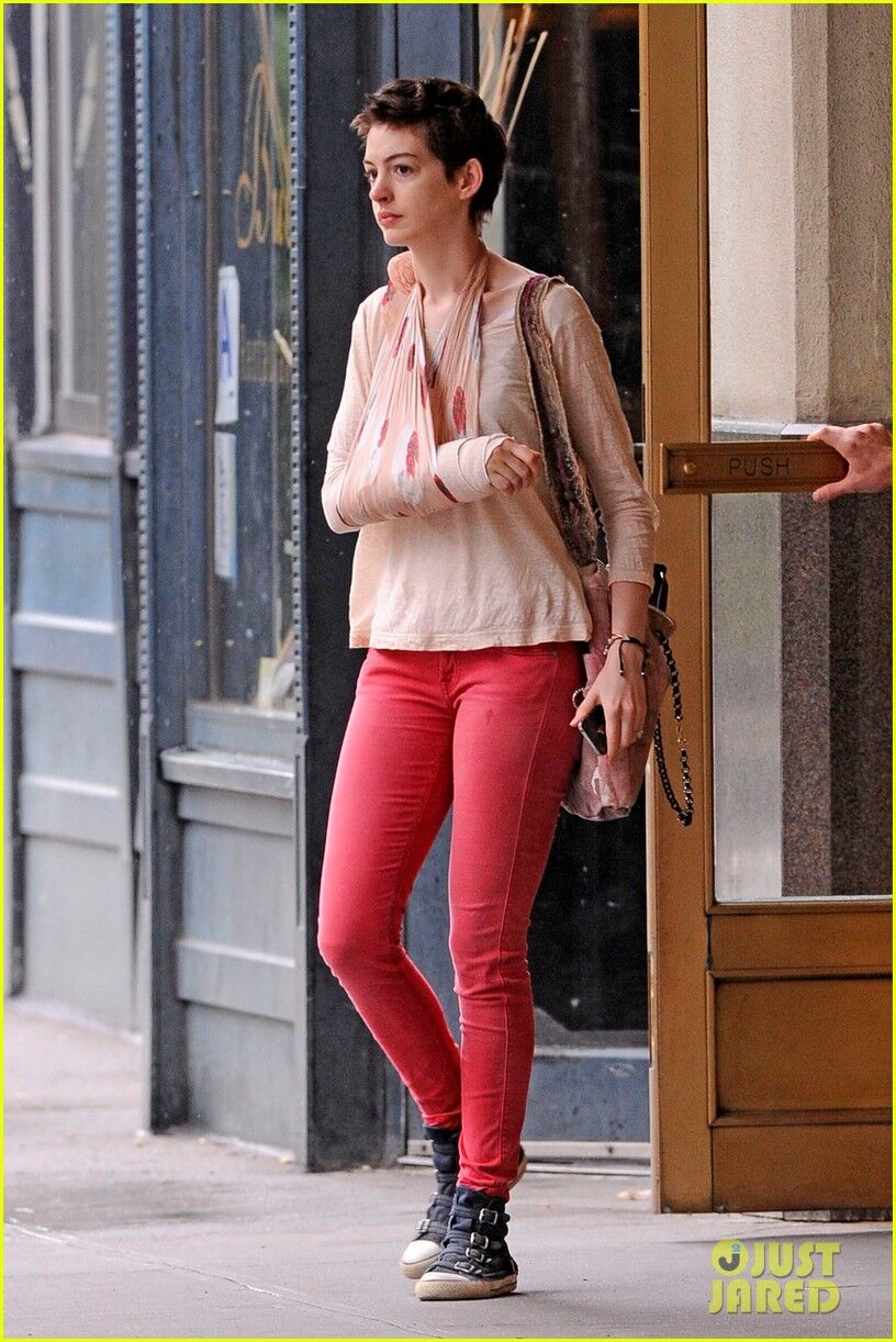 Энн Хэтэуэй все еще ходит в гипсе. Фото