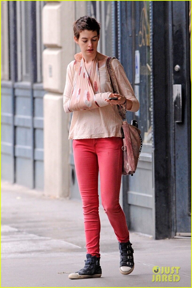 Энн Хэтэуэй все еще ходит в гипсе. Фото