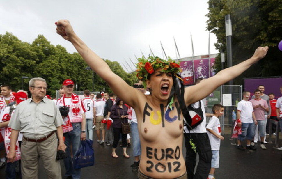 Активистки FEMEN "засветились" и на открытии Евро-2012. Фото