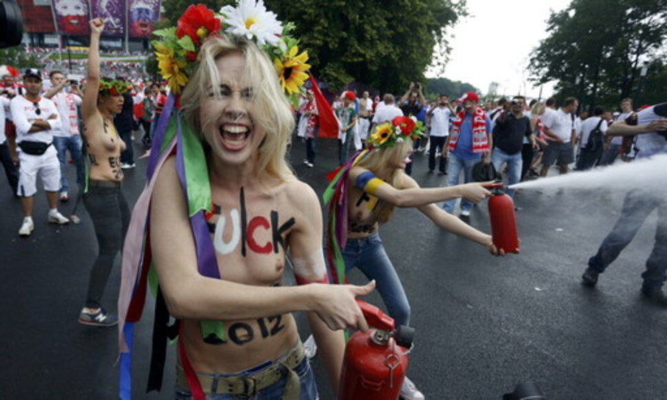 Активістки FEMEN "засвітилися" і на відкритті Євро-2012. Фото