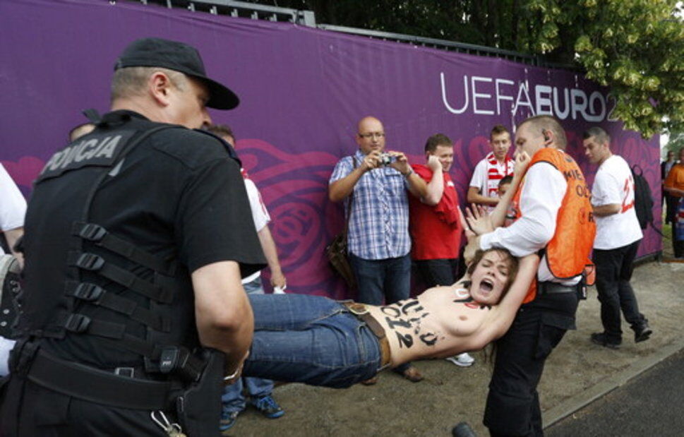 Активістки FEMEN "засвітилися" і на відкритті Євро-2012. Фото