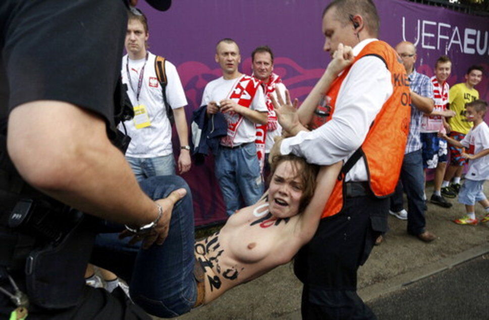 Активистки FEMEN "засветились" и на открытии Евро-2012. Фото