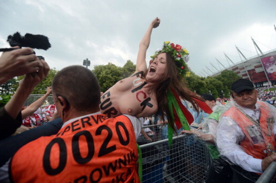 Активістки FEMEN "засвітилися" і на відкритті Євро-2012. Фото