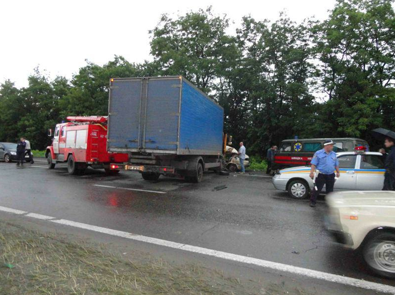 КАМАЗ на полном ходу снес "Жигули" – погибли три человека. Фото