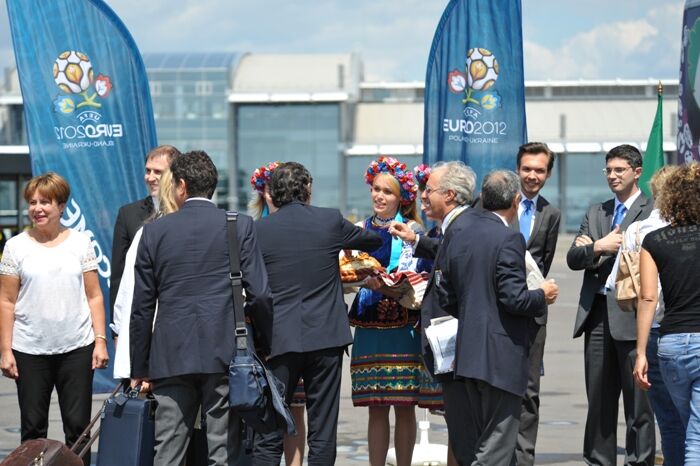 Евро-2012. Сборная Италии на удачу взяла украинские венки