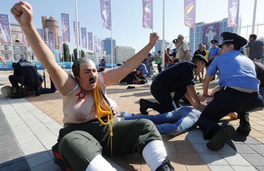 Возле НСК "Олимпийский" арестовали обидчиц Лукашенко из Femen