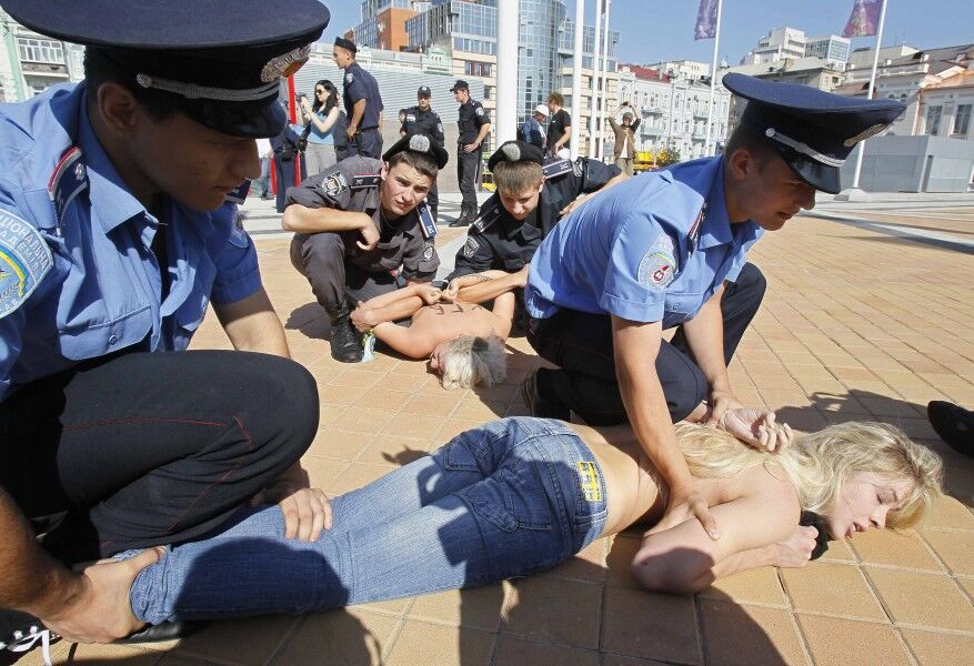 Возле НСК "Олимпийский" арестовали обидчиц Лукашенко из Femen