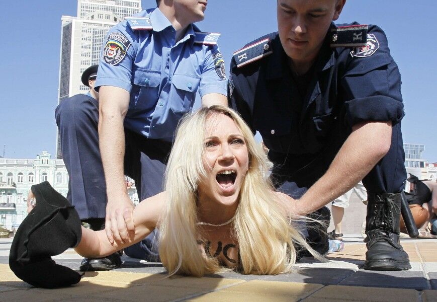 Возле НСК "Олимпийский" арестовали обидчиц Лукашенко из Femen