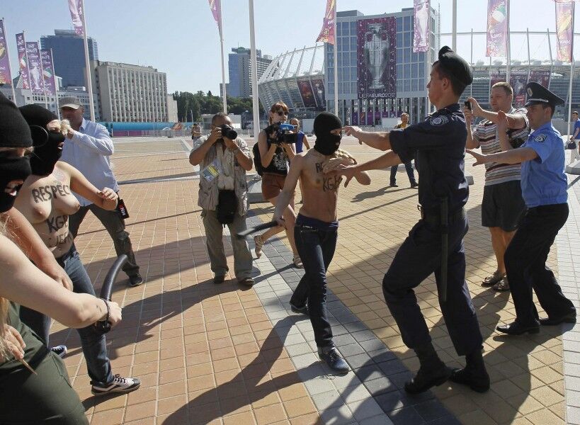 Возле НСК "Олимпийский" арестовали обидчиц Лукашенко из Femen