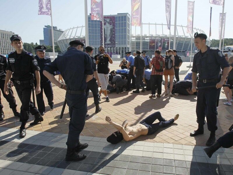 Возле НСК "Олимпийский" арестовали обидчиц Лукашенко из Femen