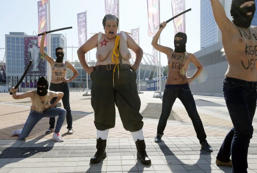 Возле НСК "Олимпийский" арестовали обидчиц Лукашенко из Femen