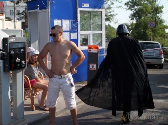 Дарт Вейдер разгромил незаконную платную парковку в Одессе. Фото. Видео