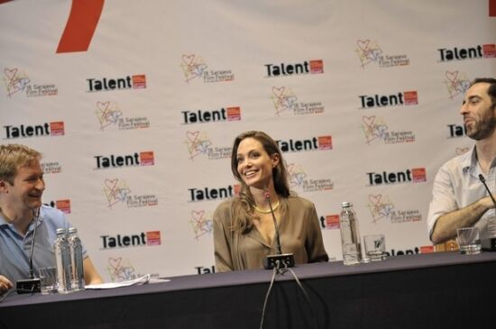 Анджелина Джоли и ее обручальное кольцо