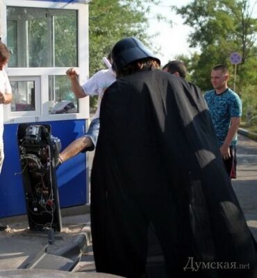 Дарт Вейдер разгромил незаконную платную парковку в Одессе. Фото. Видео