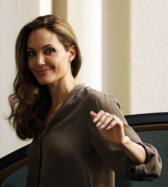 Анджелина Джоли и ее обручальное кольцо