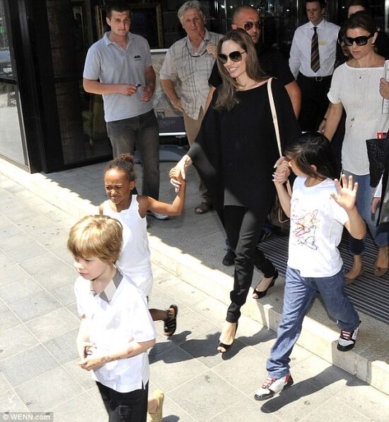 Анджелина Джоли и ее обручальное кольцо