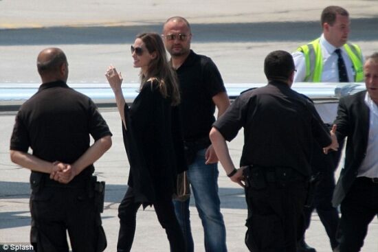 Анджелина Джоли и ее обручальное кольцо