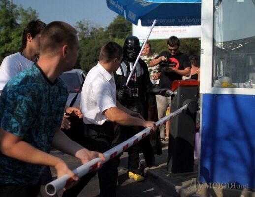 Дарт Вейдер розгромив незаконну платну парковку в Одесі. Фото. Відео