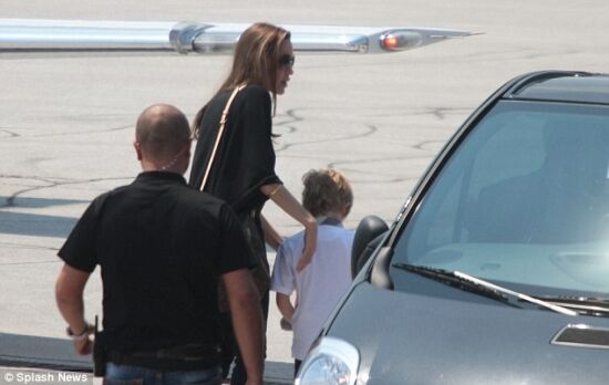 Анджелина Джоли и ее обручальное кольцо