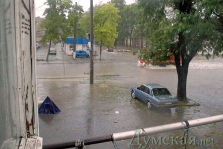 Одессу снова затопило: по городу плавают автомобили