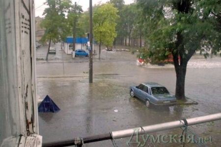 Одесу знову затопило: містом плавають автомобілі