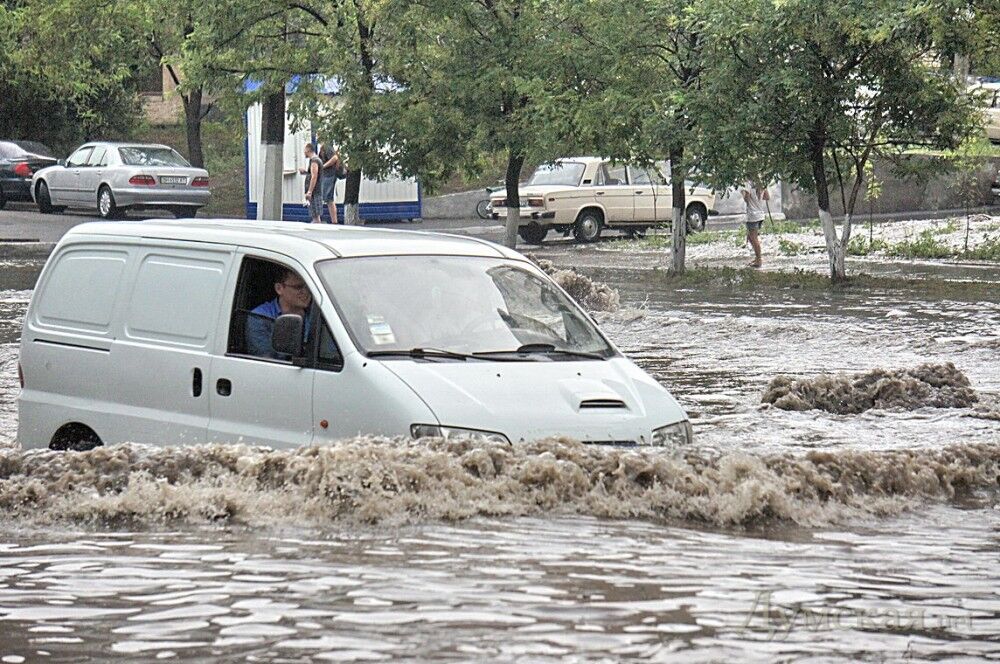 Ливень в Одессе: упавшие деревья и затопленные подвалы