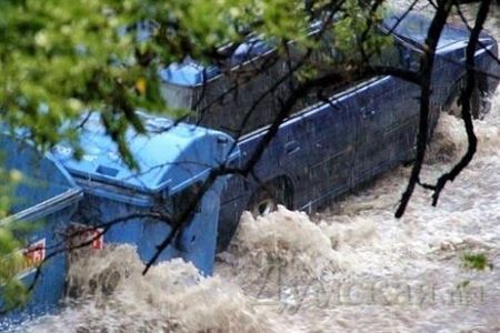 Одесу знову затопило: містом плавають автомобілі