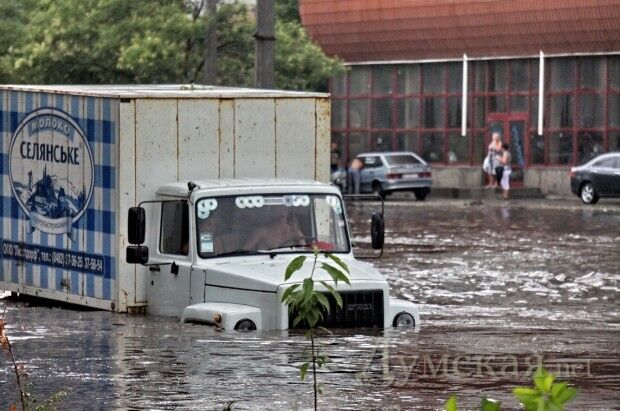 В Одессе по дорогам плавают машины и люди на матрасах. Фото. Видео 