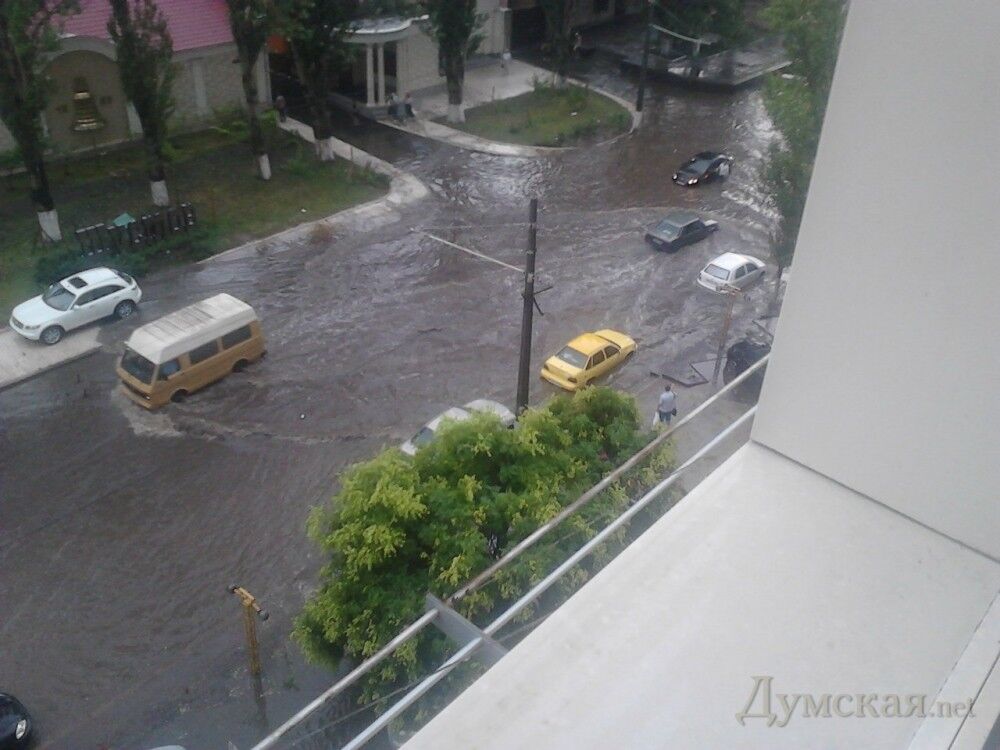 В Одессе по дорогам плавают машины и люди на матрасах. Фото. Видео 