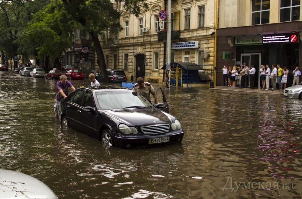 Ливень в Одессе: упавшие деревья и затопленные подвалы