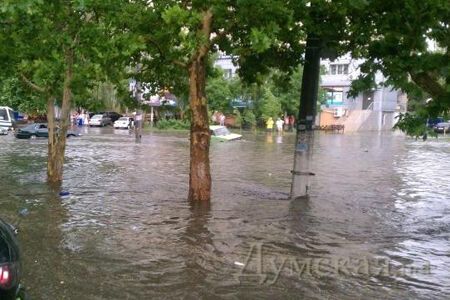Одесу знову затопило: містом плавають автомобілі