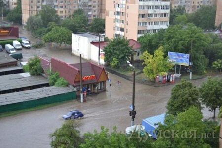 Одессу снова затопило: по городу плавают автомобили