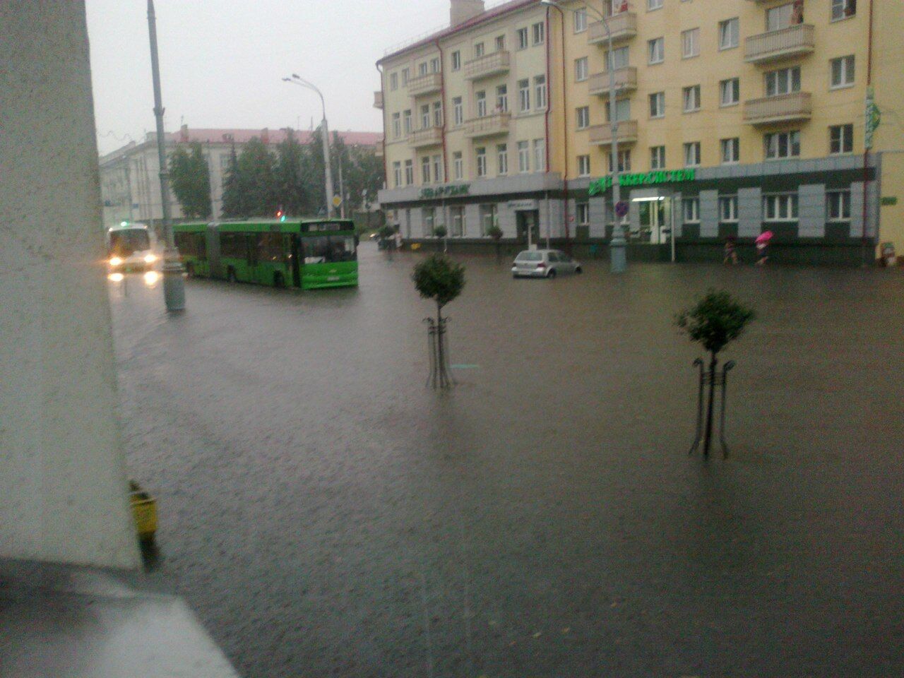 Потоп в Беларуси: людей спасали из автобусов на лодках